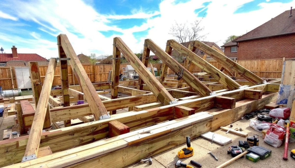 découvrez tout ce qu'il faut savoir sur le solivage pour terrasse en bois. conseils, étapes et astuces pour garantir la solidité et la durabilité de votre installation. transformez votre espace extérieur en un lieu convivial et esthétique !